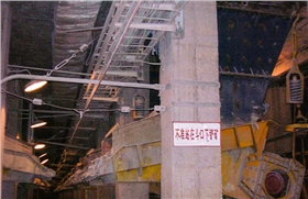 江西德興銅礦&mdash;粗礦堆下使用XZG9型裝礦車