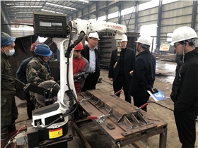 參觀智能化生產(chǎn)大車(chē)間 參觀智能化生產(chǎn)大車(chē)間