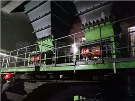 側(cè)卸式活化給料機(jī) 側(cè)卸式活化給料機(jī)