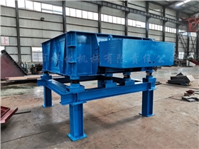 橡膠彈簧振動(dòng)給料機(jī).png 橡膠彈簧振動(dòng)給料機(jī).png