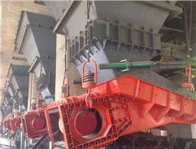 雙質(zhì)體振動(dòng)給料機(jī)工作現(xiàn)場(chǎng).png 雙質(zhì)體振動(dòng)給料機(jī)工作現(xiàn)場(chǎng).png