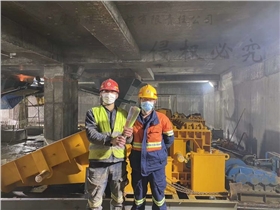 雙質(zhì)體振動給料機(jī)試車成功.png 雙質(zhì)體振動給料機(jī)試車成功.png