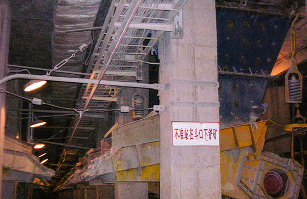 江西德興銅礦—粗礦堆下使用XZG9型裝礦車 江西德興銅礦—粗礦堆下使用XZG9型裝礦車