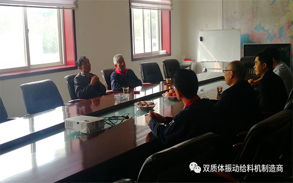 馮主席在詳細(xì)聽取產(chǎn)品匯報(bào)