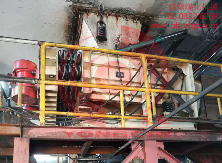 側(cè)卸活化給料機(jī)在金雞灘煤礦安裝調(diào)試完畢！